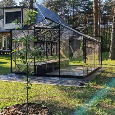 Skleník ROA Luxury EHLB 3.0, oranžériového typu, z žiarovo pozinkovanej ocele a plného polykarbonátu, číry a odolný.
