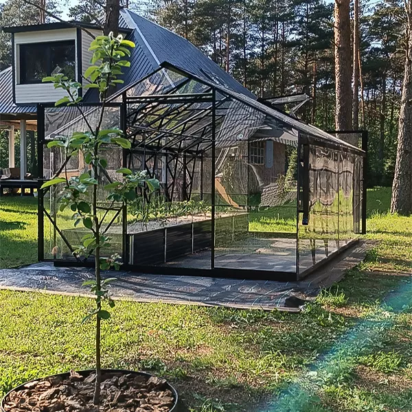 Skleník ROA Luxury EHLB 3.0, oranžériového typu, z žiarovo pozinkovanej ocele a plného polykarbonátu, číry a odolný.